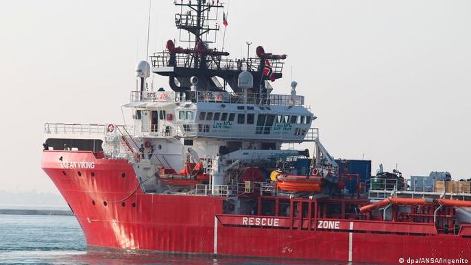 Italia bloquea el barco humanitario Ocean Viking tras desembarcar a inmigrantes salvados