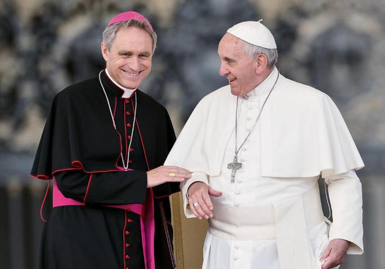 El secretario personal de Benedicto XVI ajusta cuentas con el papa Francisco