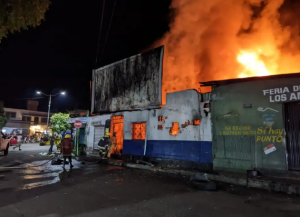 Fuerte incendio en cauchera de San Antonio del Táchira (Fotos)