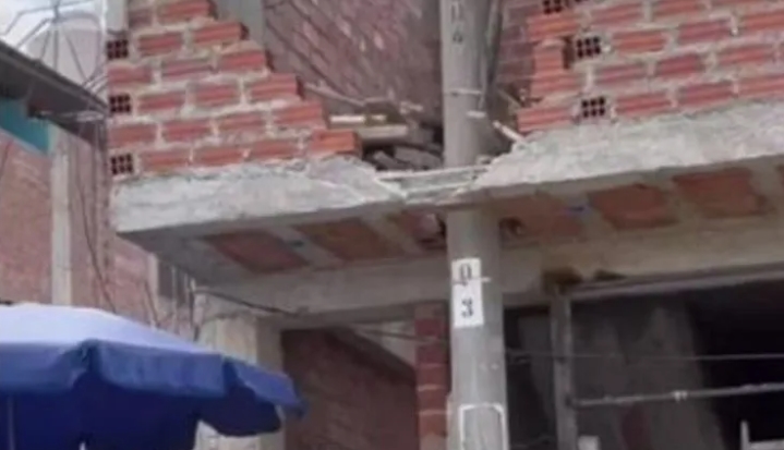 ¿Vivir en Europa y perderte esto? Albañiles colocaron el poste de luz público dentro de una casa (VIDEO)