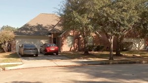 Misterio en Texas: Hallan a la “maestra del año” acribillada a tiros en el patio de su casa