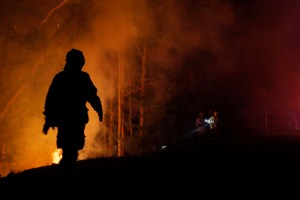 Decretaron toque de queda en municipios afectados por los incendios en Chile