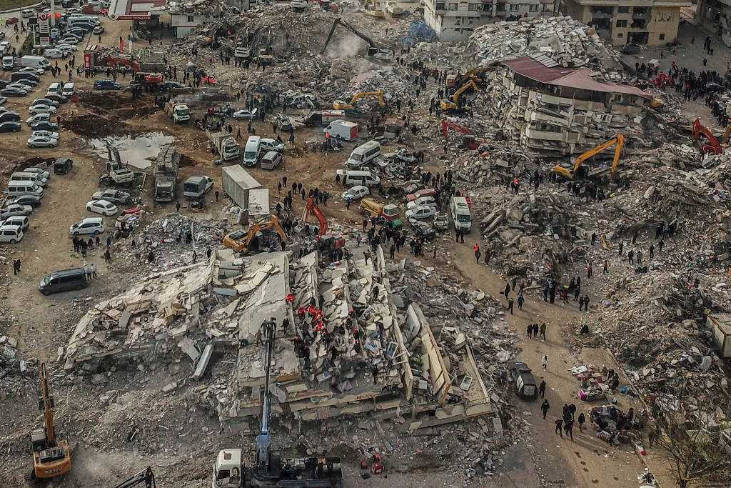 Más de diez detenidos por derrumbes en Turquía tras contabilizar seis mil edificios caídos por terremoto