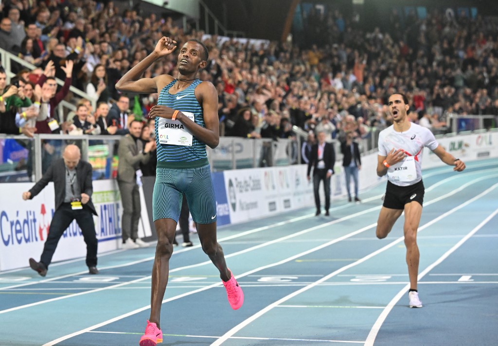 El etíope Lamecha Girma logró el récord mundial de 3.000 metros en sala