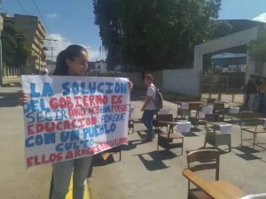 With empty desks, young people from Mérida manifested this #12Feb (Video)