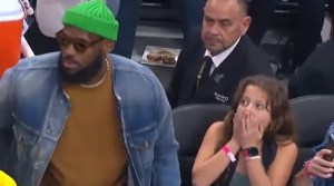EN VIDEO: La increíble reacción de unos fanáticos al sentarse junto a LeBron James