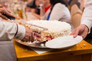 ¡Insólito! Restaurante les cobró 25 dólares por cortar una torta de cumpleaños que ellos mismos llevaron (VIDEO)