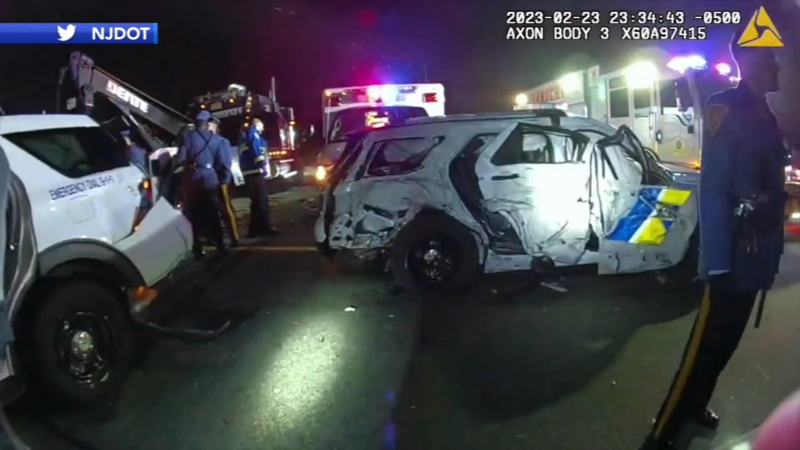 VIDEO: Captan el aterrador momento en que socorristas escapan de la muerte en autopista de Nueva Jersey