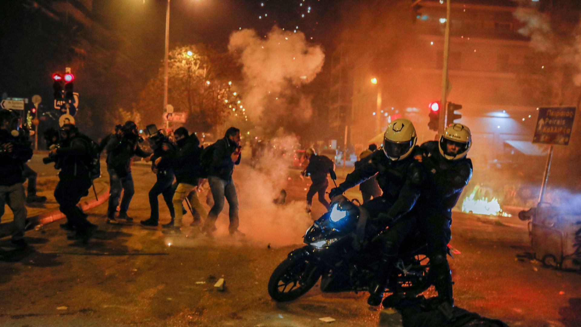 Protesta violenta en Atenas contra el Gobierno por accidente que dejó más de 50 muertos