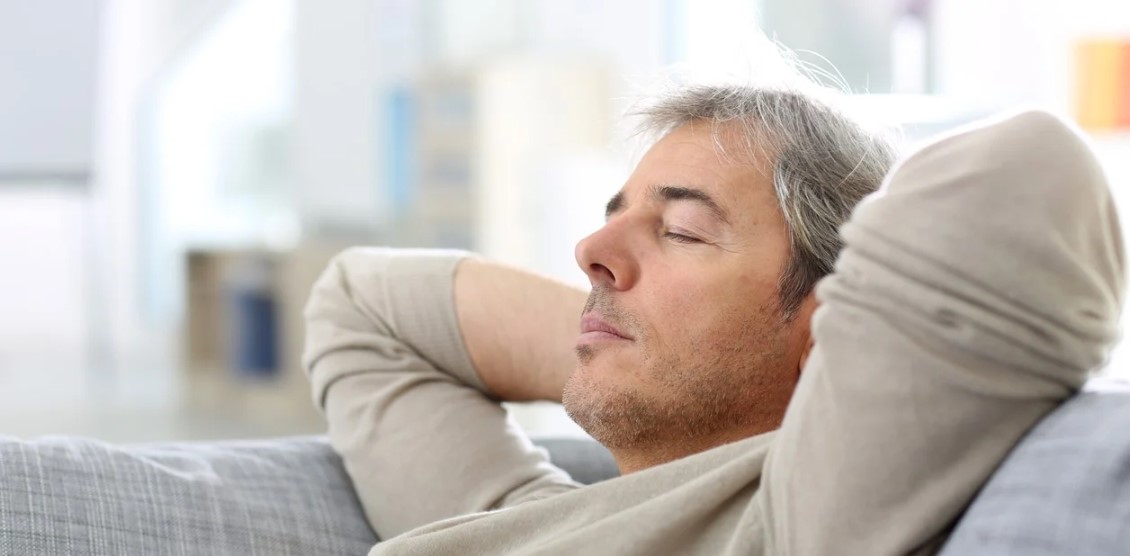 Instrucciones para dormir la siesta: la duración ideal, el momento justo y más, según un especialista en sueño