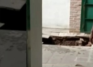 Escucharon un “crujido”: Se hundió el piso de una escuela y alumnos cayeron dos metros a cámara séptica (VIDEO)