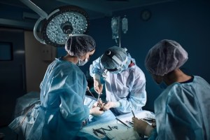 Cirujanos mataron a un bebé en un quirófano al cortarle la aorta por error