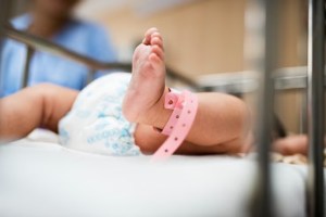 Una cicatriz frustró la venta de un recién nacido por 2.000 euros en un hospital