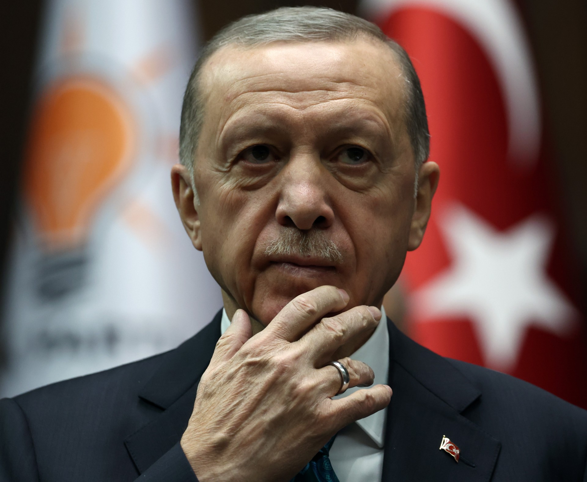 El momento en que Erdogan abandonó una entrevista en vivo y fue retirado por problemas de salud