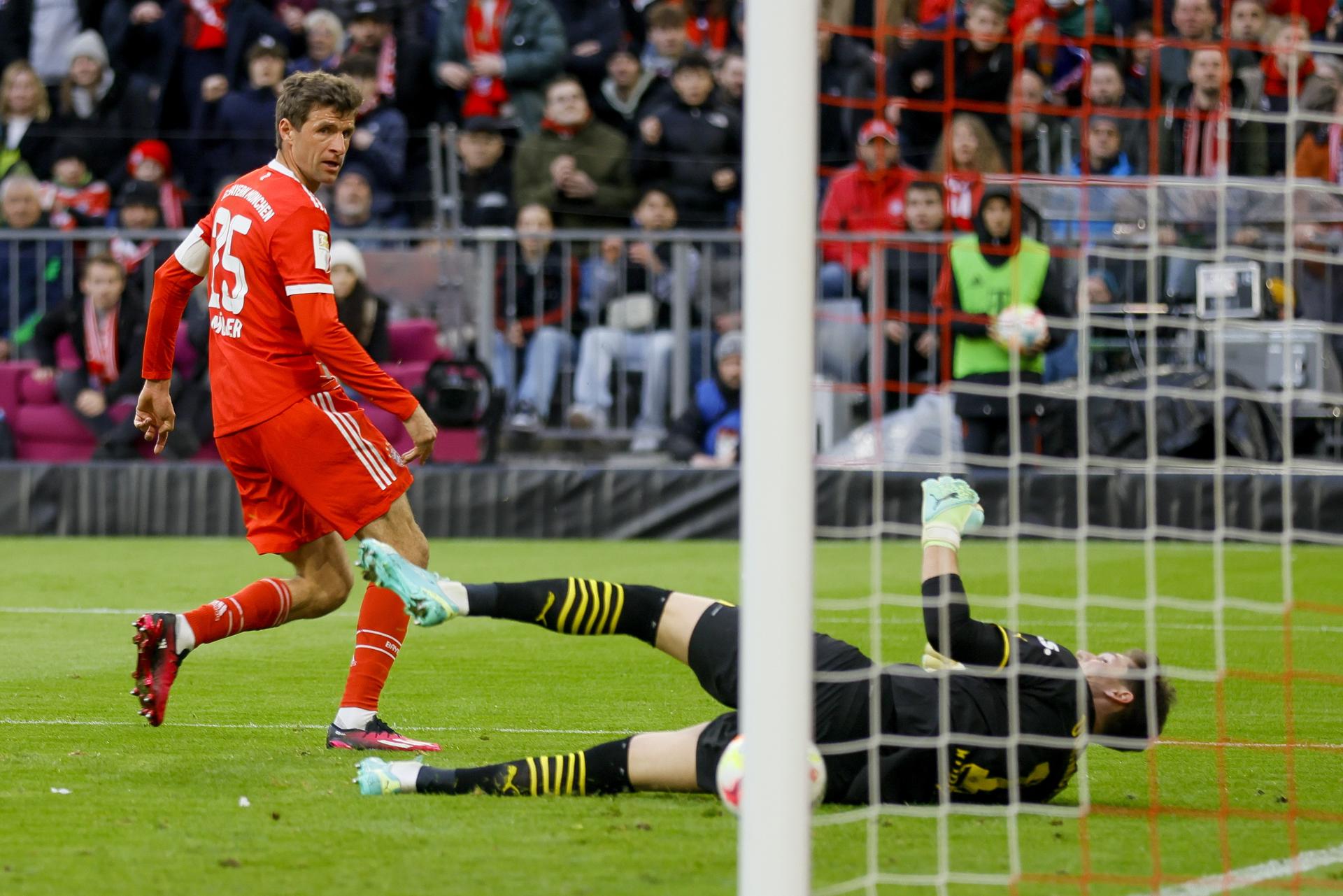 Muller le devolvió el liderato al Bayern en el debut de Tuchel