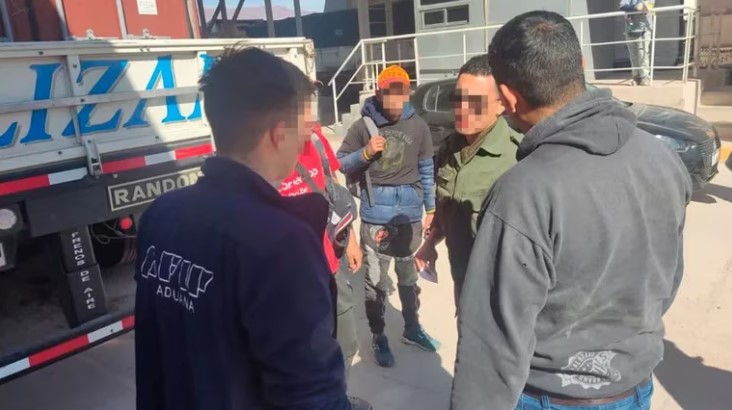Revisaban un camión que ingresaba desde Chile y hallaron a dos ciudadanos colombianos ocultos