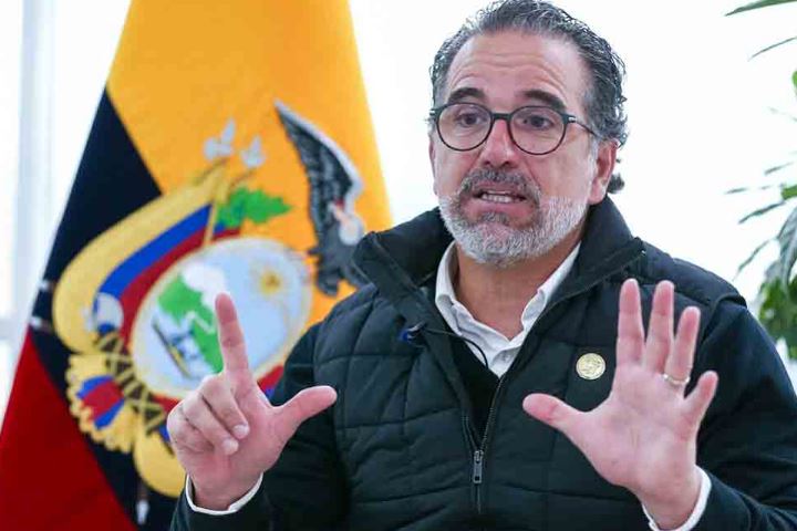 Nuevo canciller de Ecuador mantendrá plan para regularizar a venezolanos