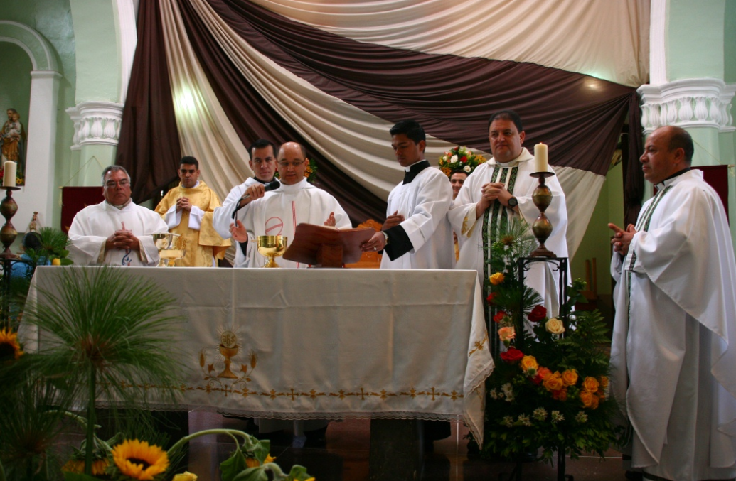 ¿Cómo certificar que un sacerdote no es falso?, explica el padre Honegger Molina