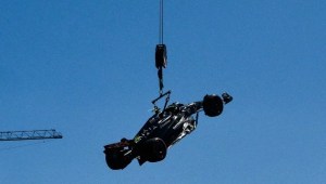 La imagen del día: el choque de Lewis Hamilton y cómo una grúa rescató su vehículo