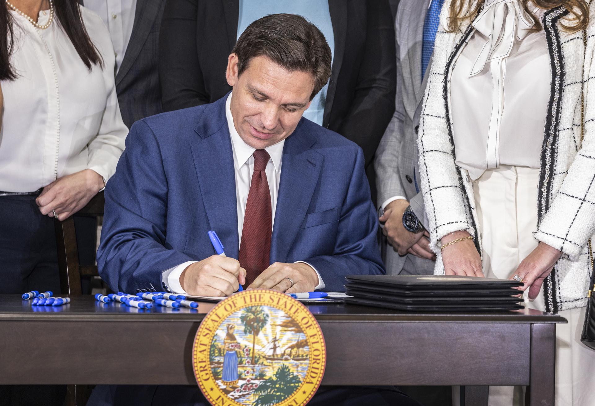 DeSantis firmó ley que dificulta el establecimiento de inmigrantes en Florida