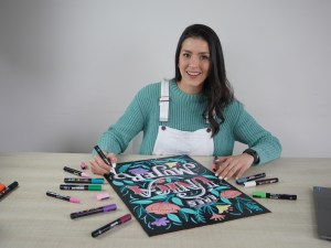 Fenómeno del “lettering”: Cómo la venezolana Daniela Porras cambió la forma de ver las pizarras en el mundo