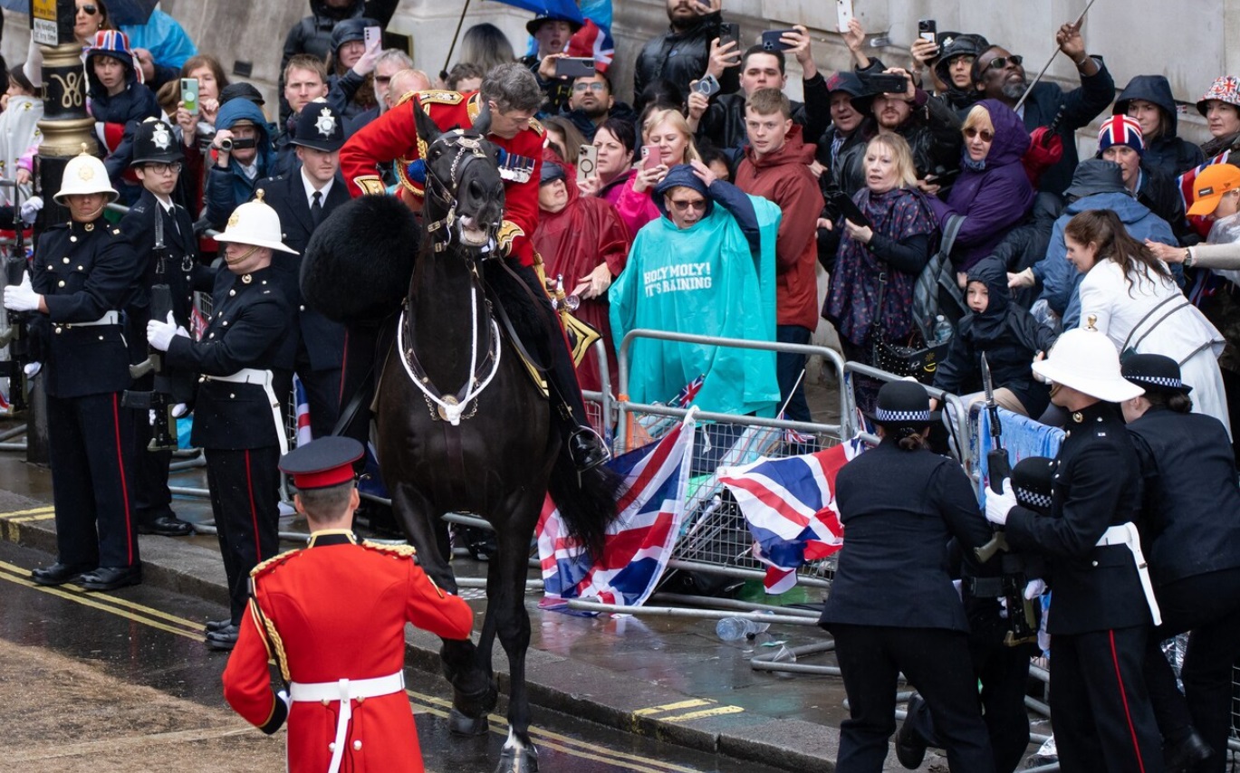 Jinete perdió el control de su caballo y se estrelló contra la multitud en la coronación de Carlos III (VIDEO)