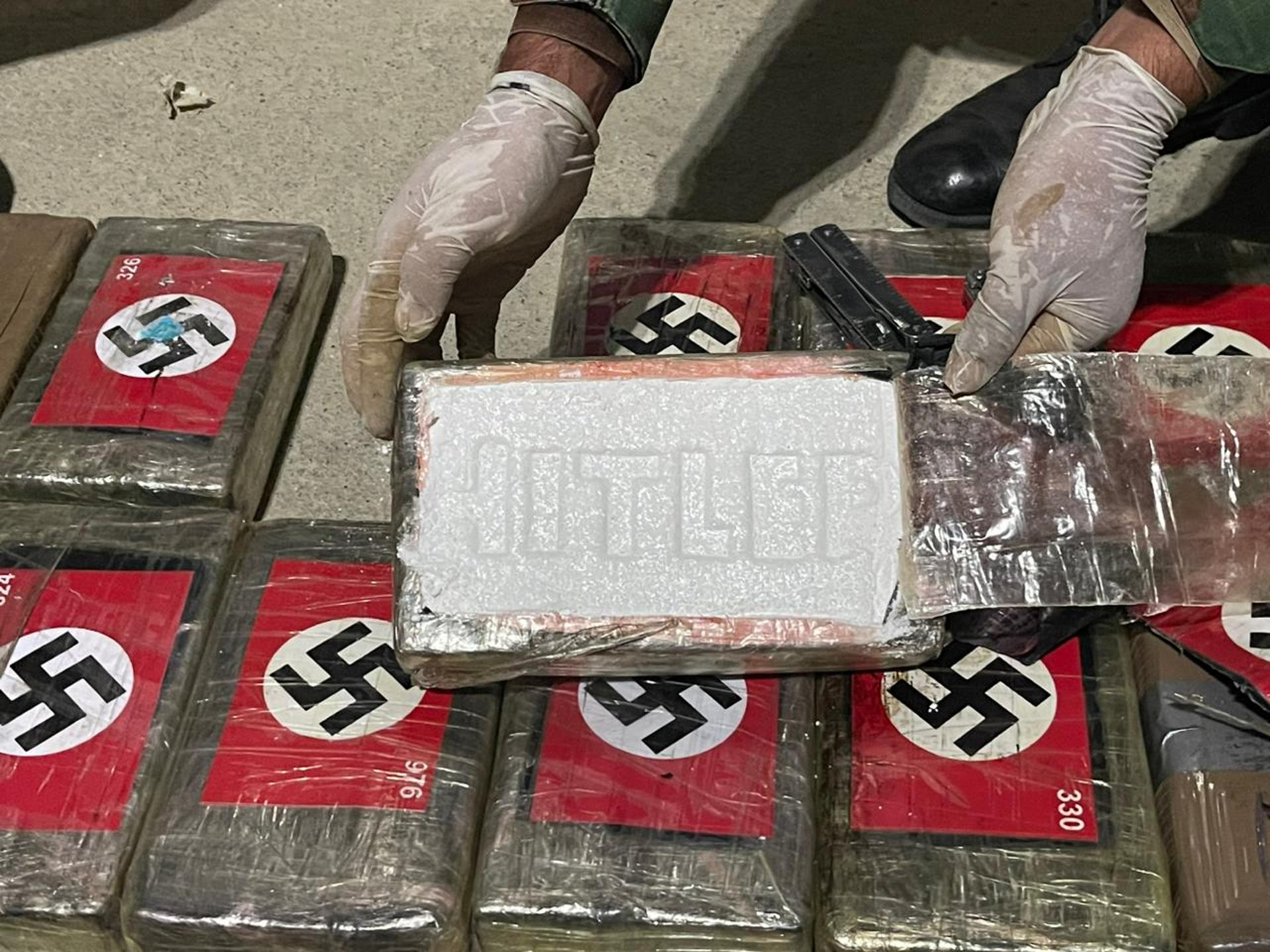 Incautaron alijo de cocaína marcado con esvásticas y el nombre de Hitler