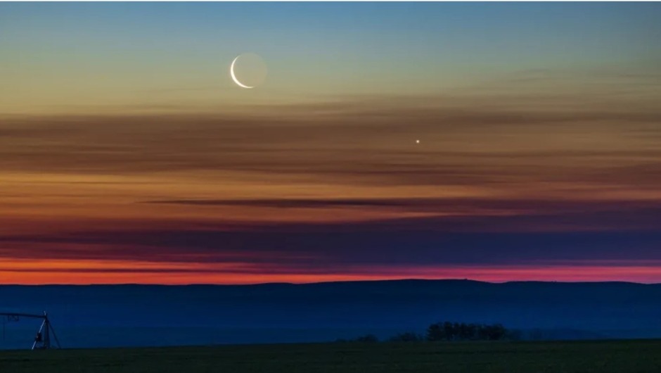 Así puedes ver la luna del “resplandor de Da Vinci”, un fenómeno muy común