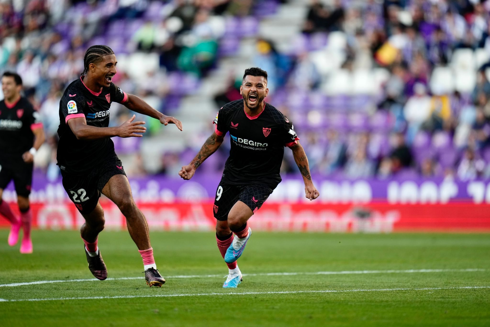 “Papu” Gómez y “Tecatito” Corona devolvieron la sonrisa a Sevilla