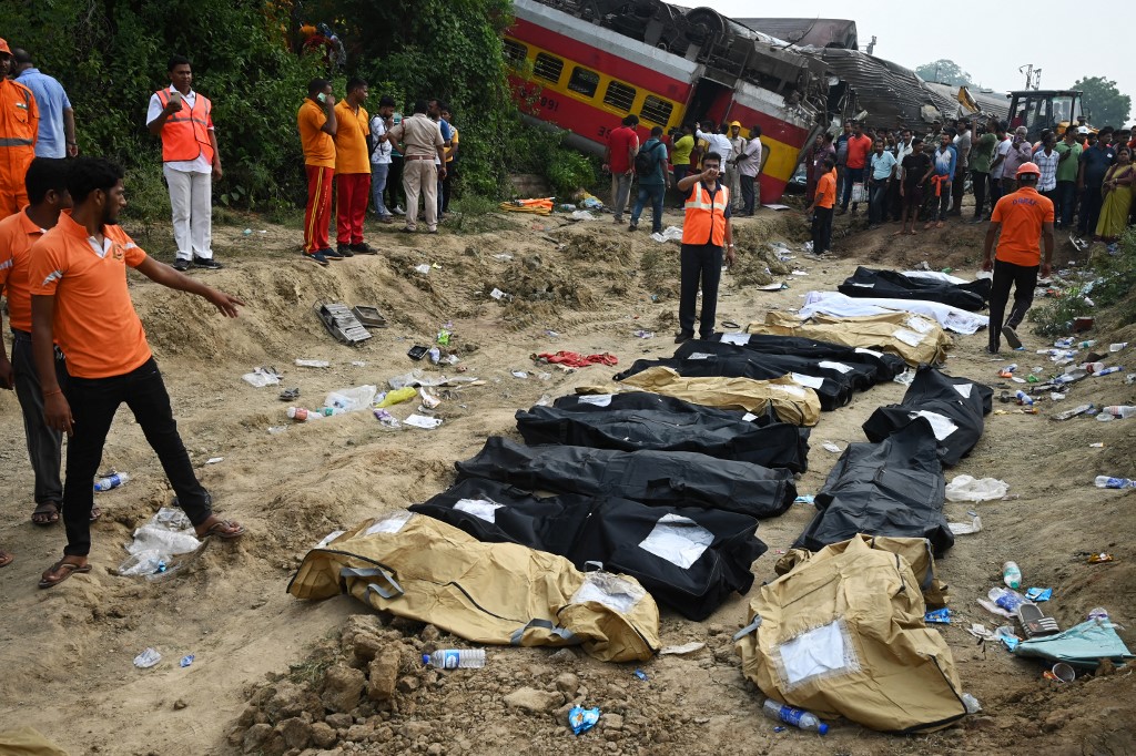 Recurren al ADN para identificar a decenas de cuerpos del accidente de tren en la India