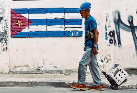 La Vanguardia; Cuba se hunde en el olvido