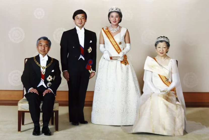 La boda del emperador de Japón y la joven que lo rechazó dos veces: presión por un heredero y la difícil vida imperial
