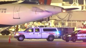Tragedia en aeropuerto de Texas: Trabajador murió al ser “succionado” por el motor de un avión