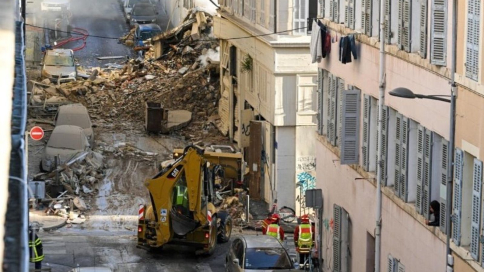 Hallan un cadáver entre escombros de edificio derrumbado en París