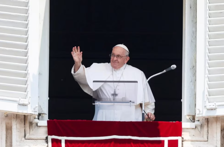 El papa Francisco reapareció ante los fieles tras su operación y agradeció “de corazón” el afecto