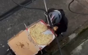 Repartidor se comió una porción de la pizza que iba a entregar y lo ocultó con una técnica alucinante (VIDEO)