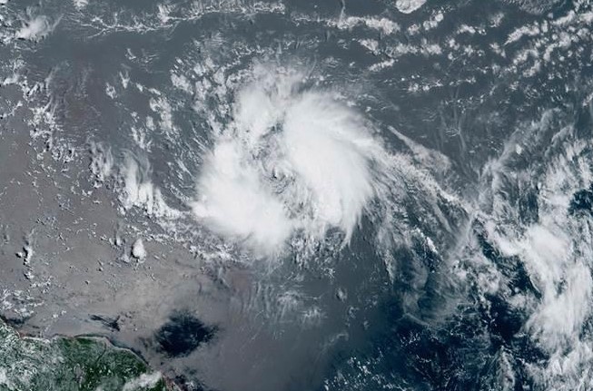 Tormenta Bret arroja fuertes lluvias a su paso por las Antillas Menores