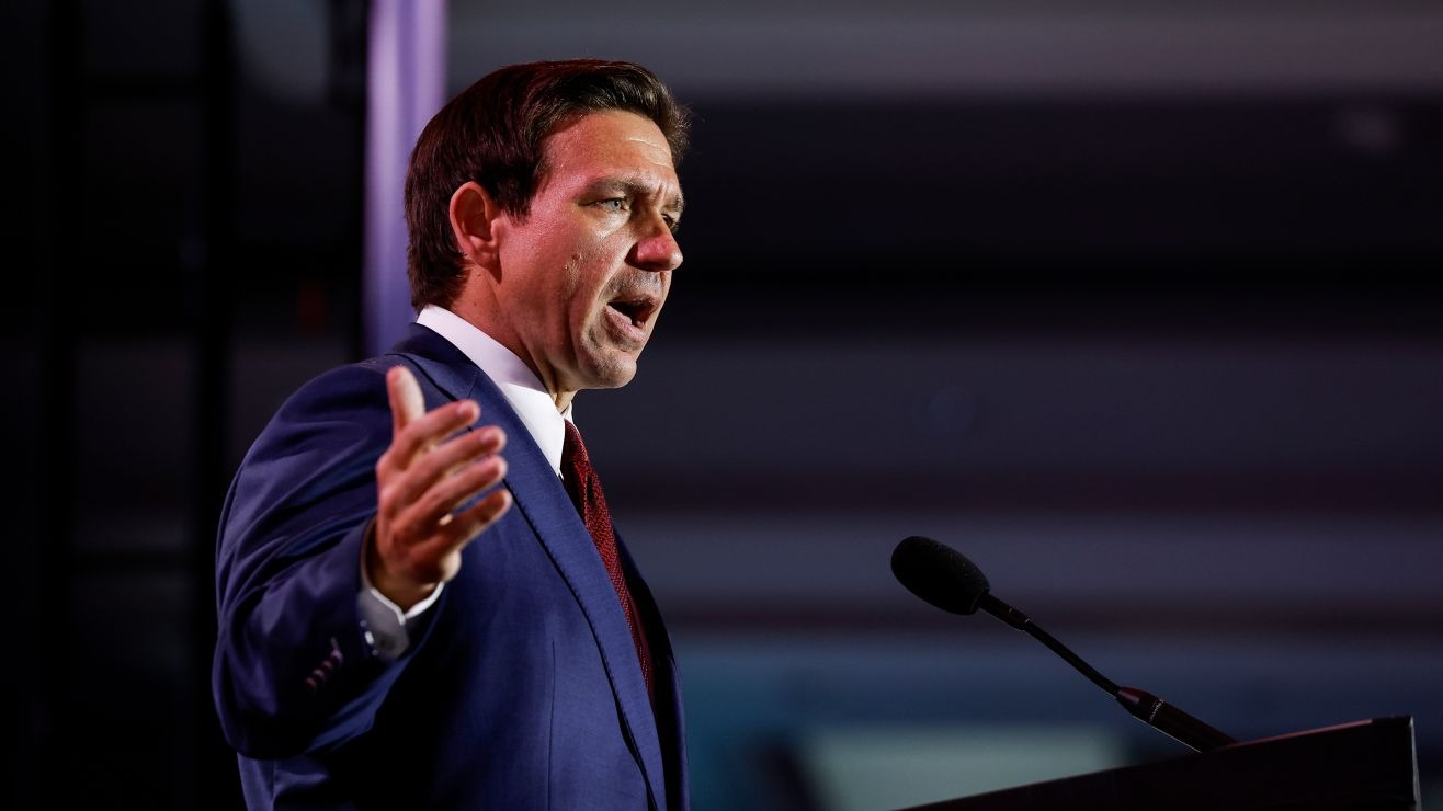 La razón por la que Ron DeSantis despidió a un miembro de su equipo de campaña