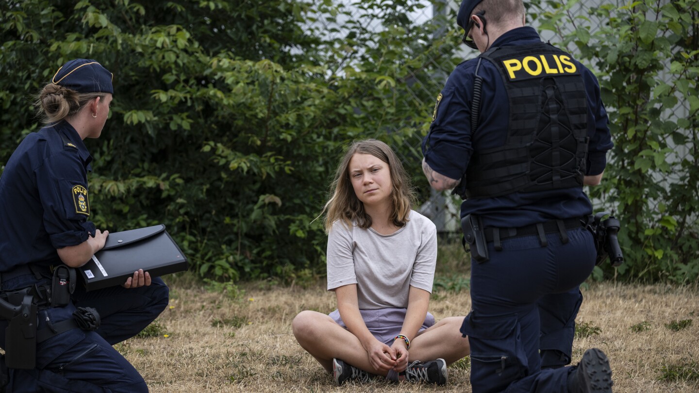 La activista sueca Greta Thunberg, condenada a una multa por desobedecer a la policía