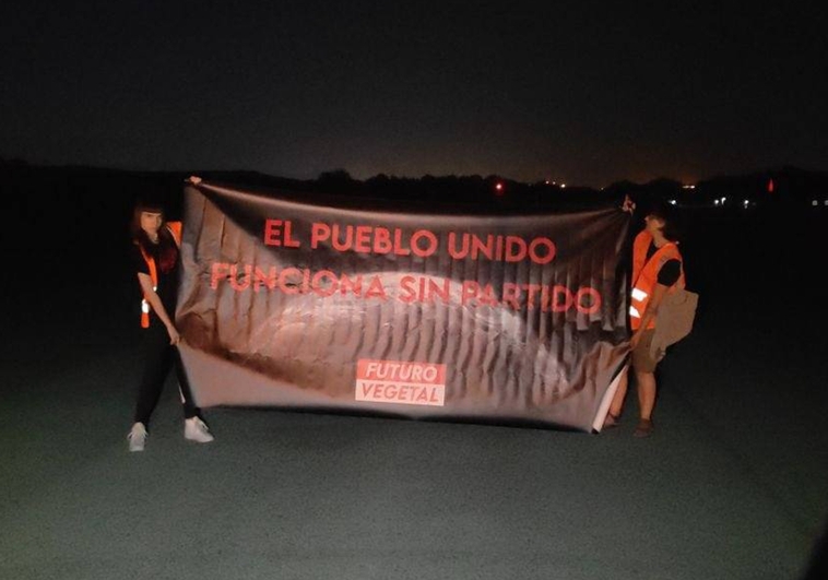 Al menos tres detenidos por protesta de activistas en las pistas del aeropuerto de Barajas