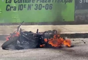 Ladrón rompió en llanto luego de que lo atraparan y le quemaran la moto (VIDEO)