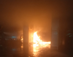 EN FOTOS: se incendiaron tres carros dentro de un estacionamiento en Baruta este #17Ago