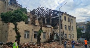 Bombardeo ruso acaba con una escuela en Járkov (Imágenes)
