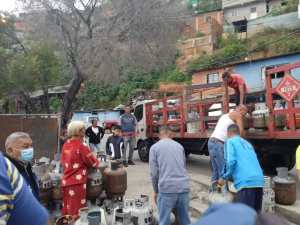 Vecinos de la Cota 905 en Caracas cocinan a leña: tienen meses sin suministro de gas doméstico