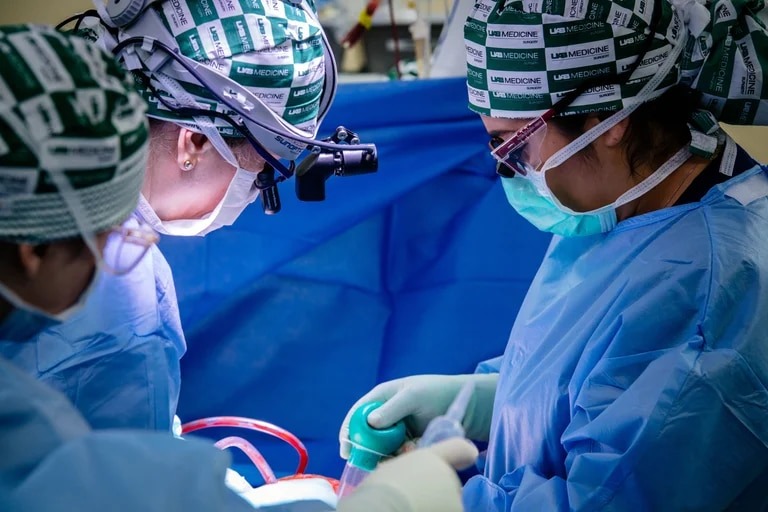 Mala praxis médica en Ecuador: operaron a una adolescente por un supuesto tumor inexistente