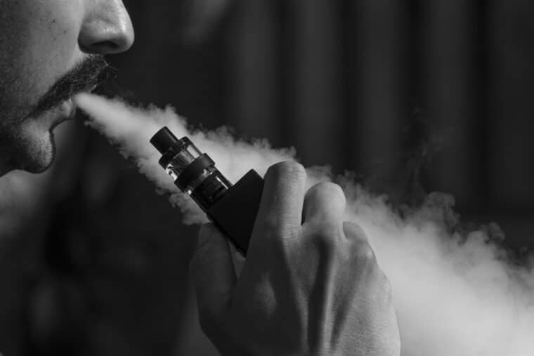 Alertan sobre aumento de casos de jóvenes con crisis de hipertensión debido al uso de vapers