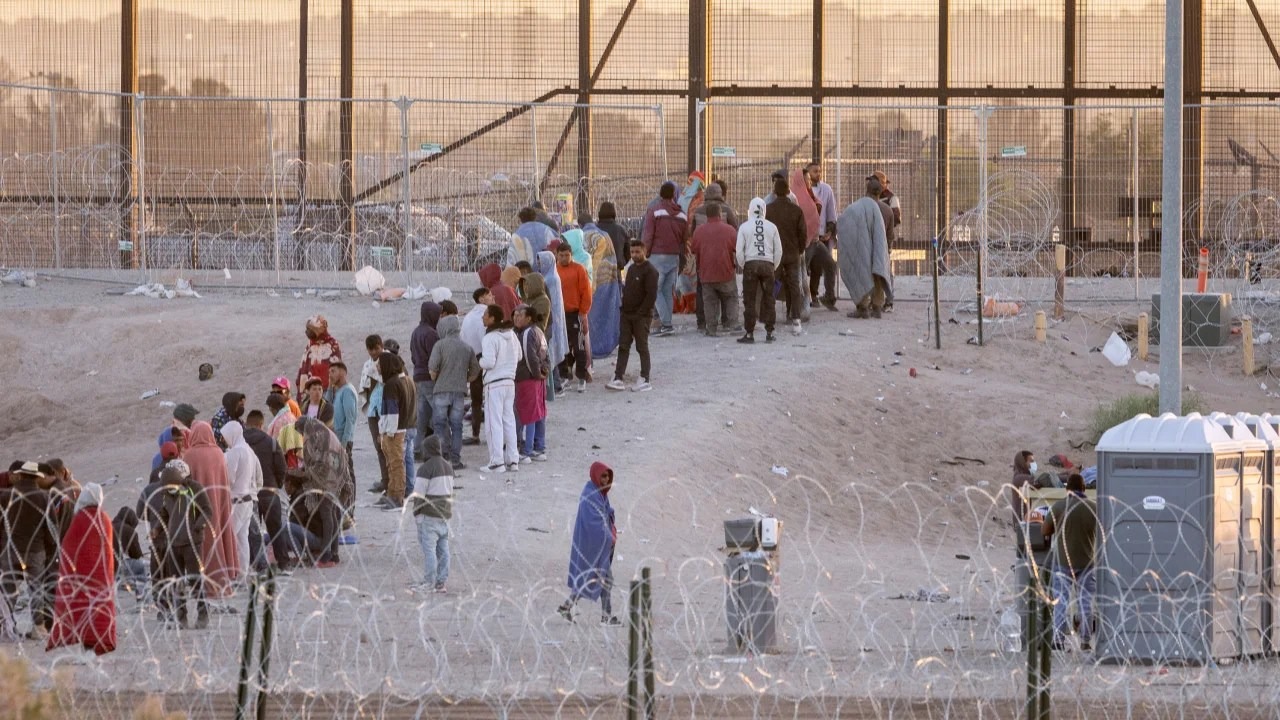 Los albergues no dan abasto en El Paso mientras enfrenta la tercera gran oleada de migrantes