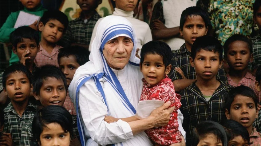 Madre Teresa de Calcuta: la hambruna que la impactó, su vida entre los pobres y las acusaciones en su contra