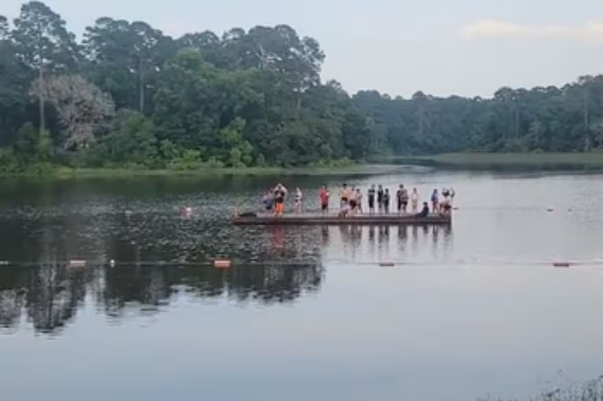 VIDEO de espanto: Fueron a nadar a un lago de Texas y quedaron acorralados por un cocodrilo