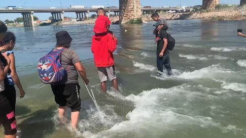 VIDEO: Abuela venezolana cruzó en muletas el río Bravo con el sueño de llegar a EEUU